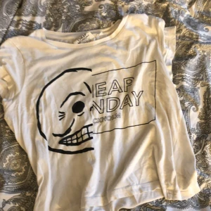 T-shirt - Cheap monday t-shirt, säljer då den ej kommer till användning 💓fint skick.