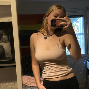 Gulligt rosa linne💕 - Välj bland tröjor/toppar på min sida och få 4 för 99💕 storleken är xs men passar mig som brukar ha S i linnen