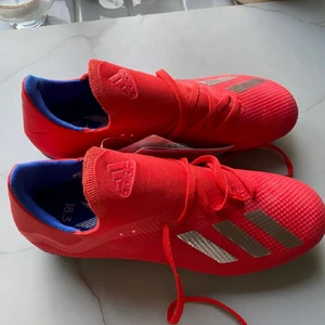 Adidas fotbollsskor dam  - Helt oanvända fotbollsskor från Adidas. Storlek 40 2/3. Inköpspris 799. (Frakt ingår ej)