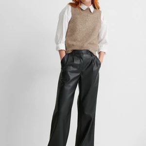 Skinnbyxor - Säljer dessa coola skinn byxor i en wide leg modell ifrån Na-kd, säljer på grund av att dem har blivit förstora därav kan jag inte heller visa dem på då det inte visar rättvisa. För fler bilder skriv privat !köparen står för frakten!