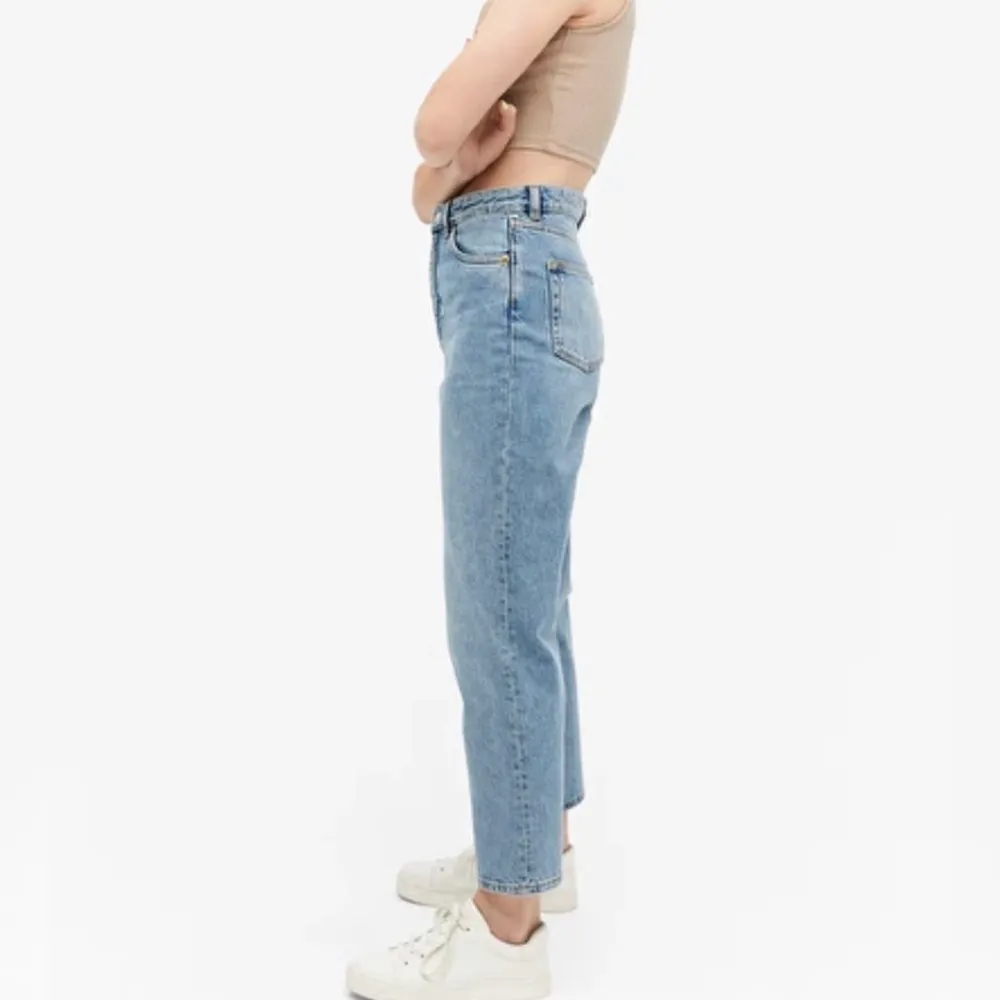 Ett par jeans från Monki i modellen Taiki som är i bra skick. De är i storlek 29, vilket motsvarar M. Ursprungspris 400 kr men säljs för 150+frakt. Jeans & Byxor.