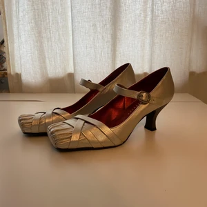 Silvriga klackar - Bronx - Silvriga klackskor från Bronx⭐️ 