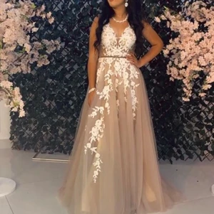 Klänning strl 36  - Säljer min jättefina klänning från Dressroom för 4500kr (ordinariepris 5800kr). Den är i jättebra skick, då den endast är använd en gång. Köpt för 5 månader sedan, kvitto finns 