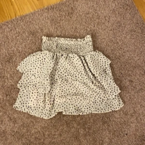 Stolek Xs  - Säljer denna kjol från Hm jätte fin har bara använt den 2 gånger 💕 köpt för 290kr skriv i Kommentarerna vad den ska kosta den som får mäst 