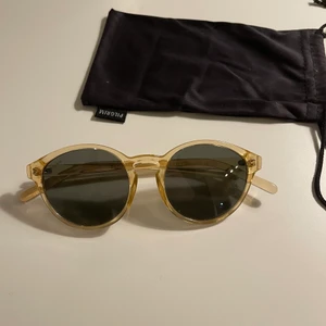 Solglasögon från Pilgrim - Solglasögon från Pilgrim i ett jättefint skick. Använda endast ett fåtal gånger. Nypris var 500kr.