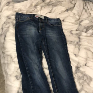 Levis jeans  - Mörkblåa Levis jeans💙 går att spänna åt i midjan.      Har gått sönder lite där man har bältet (bild två) men går lätt att så igen och  den sitter fast ändå
