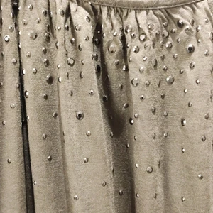 HENNES & MAURITZ BLUS S 100 % VISKOS - Mossgrön t-shirt/kortärmad topp med metalldetaljer. Material: Viskos. Tvättas ut och in i 30 grader.