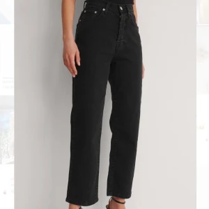 NA-KD petite jeans - Ett par petite jeans från NA-KD i storlek 34, fint skick och perfekta i längden på mig som är ca 155cm. Säljer dom endast för jag växt ur dom.