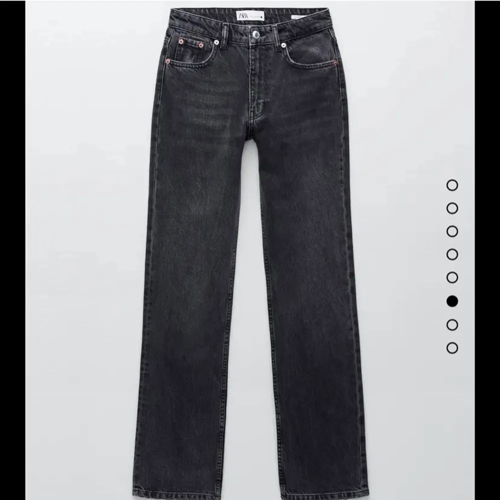 Super snygga och trendiga jeans, säljer tyvärr pgd av att dom var för små. Köptes från Plick (testad en gång) helt nya lappen sitter kvar🖤. Jeans & Byxor.