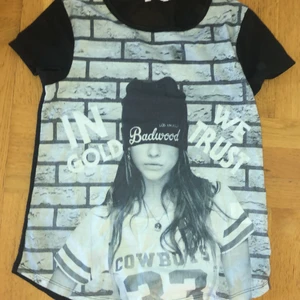 T-shit - En supersnygg t-shirt. Med en genomskynlig svartrand i ryggen. Pris: 75 kr frakten är inräknad storleken är 146/152 men passar mig som har 158❤️