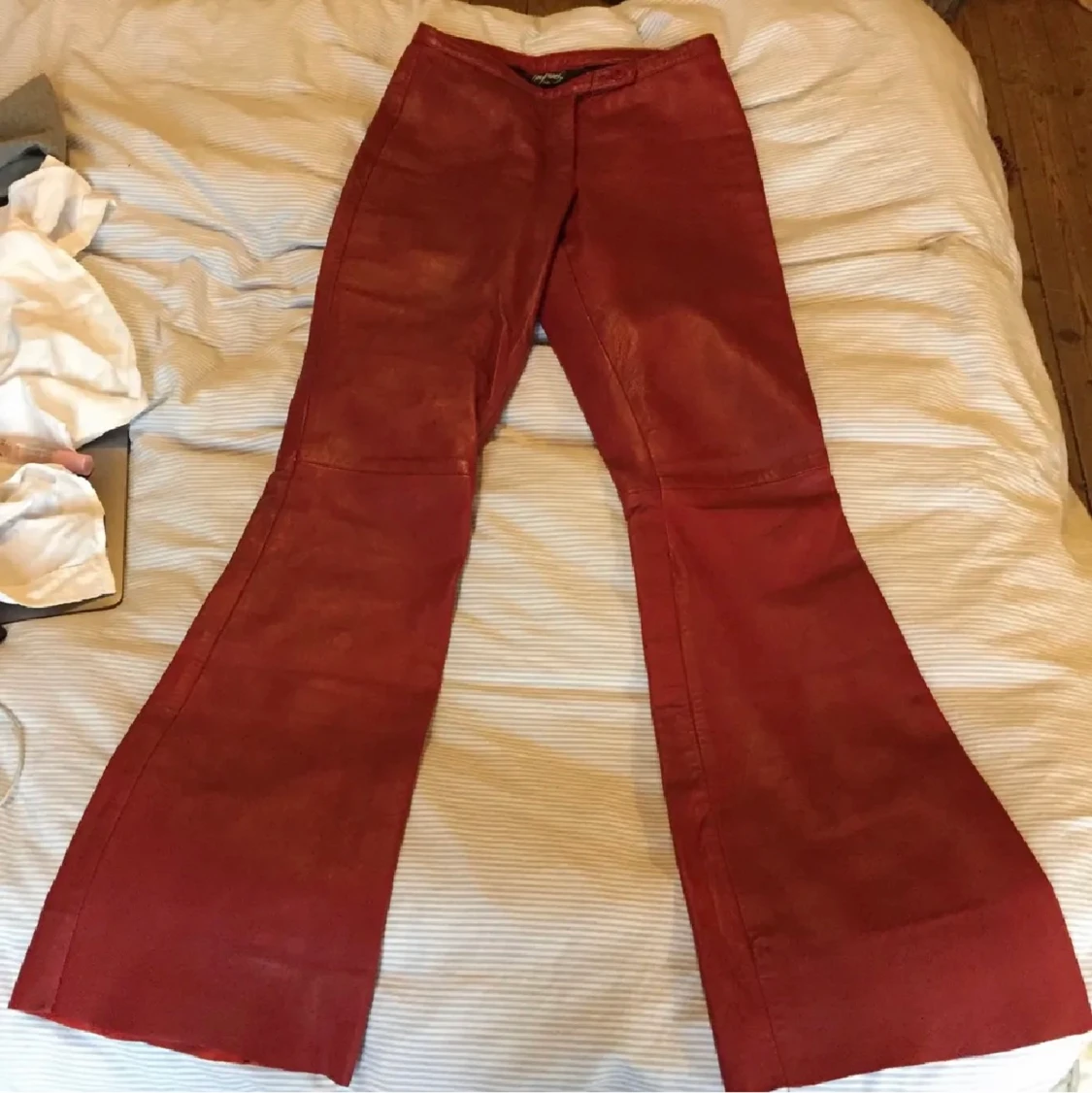 röda ”läder” byxor  - 90