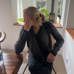 Lång kofta med huva - Lång kofta i rutigt mönster i svart och grå och med många detaljer såsom fransdetaljer framtill och huva baktill. Från FBsister i storlek S och i bra skick då den endast används två gånger💗