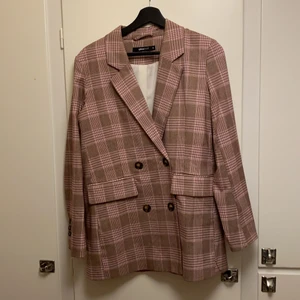 Rutig blazer - Rutig kavaj/blazer från Gina Tricot, endast använd en gång då rosa inte riktigt är min färg så i nyskick. 