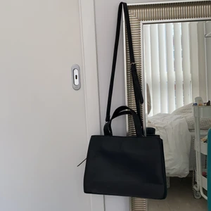 Svart Bershka väska - Aldrig använd, jättefin i skick ❤️❤️