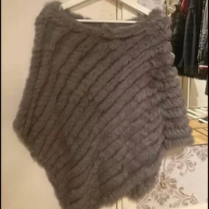 Pälsponcho  - One size grå pälsponcho. Använd 1-2 gånger, nypris - ca 900kr