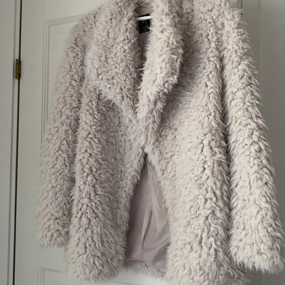 Mysig pälsjacka med krage - 90