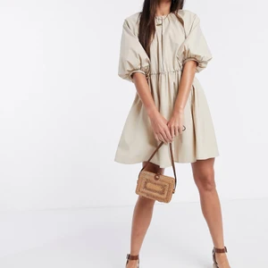 Klänning  - Säljer min beigea klänning som är helt i nyskick! Aldrig använd då den är för kort för mig som är 179cm. Köpt för 349kr från asos.