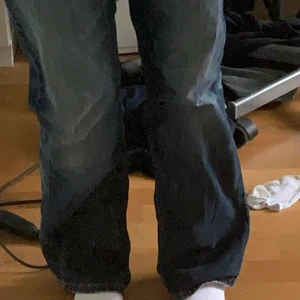 Lågmidjade byxor - Jättesnygga lågmidjade jeans, jag är 170<3 Skriv för fler bilder:)