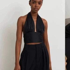 Festtopp - Säljer denna fina topp från Gina tricot, aldrig använd! Toppen knyts i nacken.  Nypris 299kr 💕 Frakt 50kr