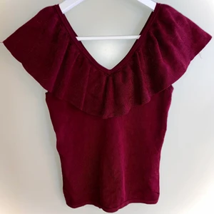 Topp i storlek XS - Söt topp i vinröd färg. Lite festlig, ganska tjockt tyg. Säljer pågrund av att jag inte använder den, har endast haft på mig den en gång.