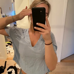 Zara topp - Ljusblå zara topp i fint skick. Säljer då den inte används