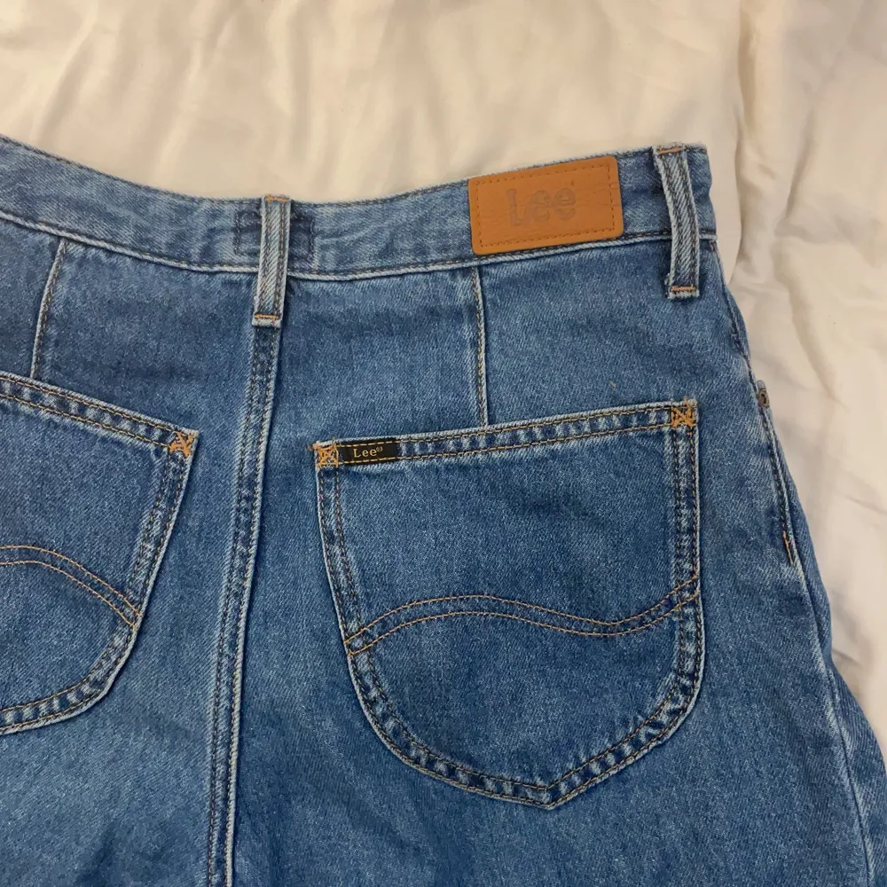 Säljer mina älskade Lee jeans eftersom de är för stora för mig. Endast använda ett fåtal gånger och är som nya. Storlek: W27 L31. Modell: A line flare. Nypris: 999kr 💕 Säljer för 400 kr exkl. frakt. Jeans & Byxor.