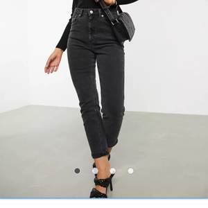 Mörkgrå/washed black jeans från Asos Design Farleigh high waisted slim mom jeans, sparsamt använda! 