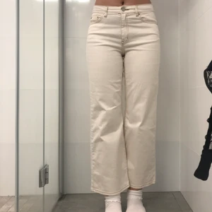 Carin Wester byxor strl 36 - Naturvita byxor med bruna sömmar från Carin Wester strl 36. Hög midja, ankellång modell. Stretchigt material. Inte använda! 