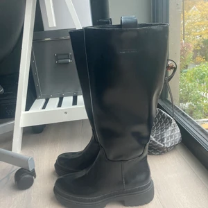 Boots från HM - Kängor från hm, aldrig använda (prislapp kvar)! Passar ej mig och glömt skicka tbx, nypris är 499kr❤️‍🩹 Går upp till knät (precis under)