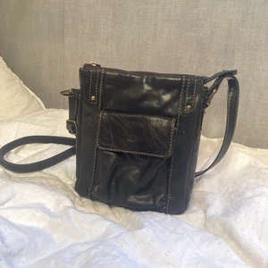 Svart axelväska - Svart lite mindre axelväska🖤 Den är i äkta skinn och är från märket the monte. Den är lite mer använd än dom andra väskorna jag säljer, där av pris. Men för att vara mer använd är den i fint skick. För mer bilder skriv i dm:) ❗️frakt tillkommer❗️