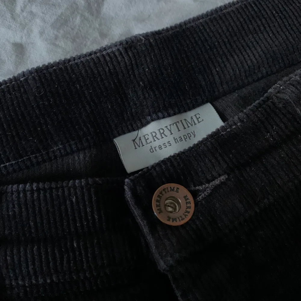 Svarta vida Manchester byxor. Är i storlek 38 och har inga synliga defekter🖤 dm för frågor/om du vill köpa <3. Jeans & Byxor.
