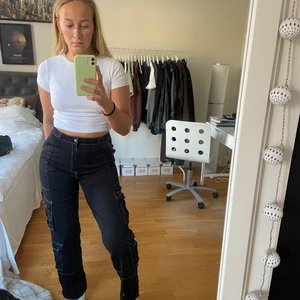 Byxor - Svarta coola byxor med fickor, åtsnarning och stretch🖤