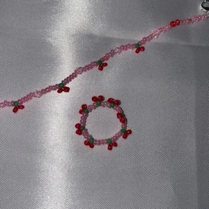Körsbärs set🍒🤍 - Detta somriga set med armband och ring finns att köpa för 30kr  exklusive frakt, det går såklart att välja storlek och så själv!💕 kramar Ellen & Moa🌸🤍