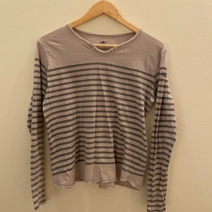 Zadig Voltaire  - En randig Zadig Voltaire tröja med en glittrig döskalle på ryggen. Säljs pga att den är för liten.💀