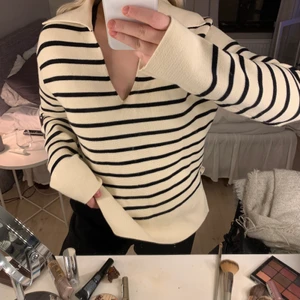 randig stickad tröja - En randig stickad tröja ifrån Arket. Köpt i somras för 600kr som använts en gång. Säljer för det inte är min stil 💖 (frakt ingår ej i priset)