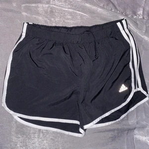 Adidas shorts och byxor  - Aldrig använt något av dessa och dem har bara varit i min garderob helt oanvända. Båda är i bra skick. Säljer dessa tillsammans. 