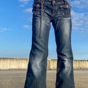 Lågmidjade jeans - Säljer dessa riktigt coola lågmidjade jeans pågrund av att dem tyvärr inte passade. Aldrig använda och köpta för 470 kr. Dem första två bilderna är lånade och har dessvärre ingen bild när jag provar dem då dem inte passa. Dem går precis till anklarna på mig och jag är 170 cm. Frakt och pris kan diskuteras!