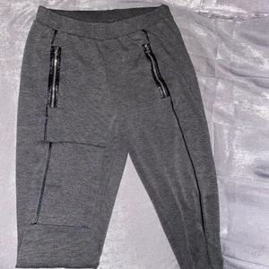 Tre olika byxor  - Säljer dessa tre tillsammans. Dem e använda ett fåtal gånger och är i bra skick fortfarande. 