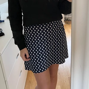 Prickig kjol  - Prickig kjol, aldrig använd❤️köparen står för frakten