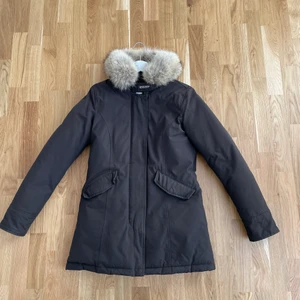Woolrich jacka dam (M) - Woolrich jacka dam, storlek M (liten i storlek) Fin brun färg, figursydd och i bra skick! Köpt för några år sedan men har mestadels hängt i garderoben. 