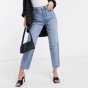 Vintage straight leg jeans  - Ett par vintage straight fit jeans från stradivarius i storlek EUR 34. Knapp gylf och sitter snyggt på rumpan. Dessa är för små för mig så kan tyvärr inte visa med bild på. Passar mig i längden som är 160 cm. sann i storleken passar de som normalt har storlek XS/34 i jeans