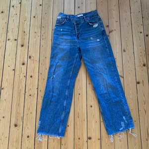 Jeans - Säljer dessa snygga jeans från zara i st 32 passar även mig som oftast har 36. Säljer för 100kr + frakt 🥰