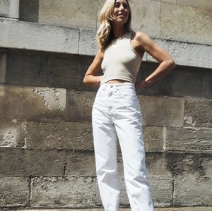 Zara straight leg jeans, slim/straight fit - (Den första bilden är lånad.) Model-JEANS HI RISE SLIM-zara. Aldrig använda dock testade en gång, alla lappar sitter fortfarande kvar. Kan fraktas samma dag som beställning eller dagen efter. xx