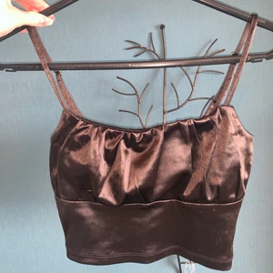 Satin topp - Söt satin topp från HM som är helt slutsåld, den är helsvart men ser brun ut på bilden. Endast använd en gång 🤍