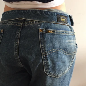  Baggy vintage lee jeans  - Baggy vintage lee jeans, super feta men har för många jeans! När jag använder dem brukar jag vika ner dem för att det är lite stora på mig :) dem är köpt secondhand och tidigare ägaren har sytt in dem i midjan! Vid många intreserade blir det budgivning 💋 jag är 166