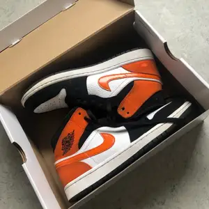 Jordan 1 Mid Shattered Backboard. Storlek 40. Mycket bra skick och säljer pga att de inte kommer till användning. Köpta från Stadium Goods. Köpare står för frakt