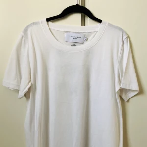 T-shirt med tryck - Vit t-shirt med tryck på ryggen från Bikbok x Angelica Blick.