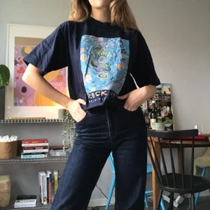 Bali crop top - Vintage t-shirt från Bali som jag klippt av lite. Rejält, mörkblått tyg och en coolt tryck på magen. Asnajs till sommaren