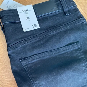 Jeans  - Vida jeans i lite kortare modell. Prislapp kvar. 