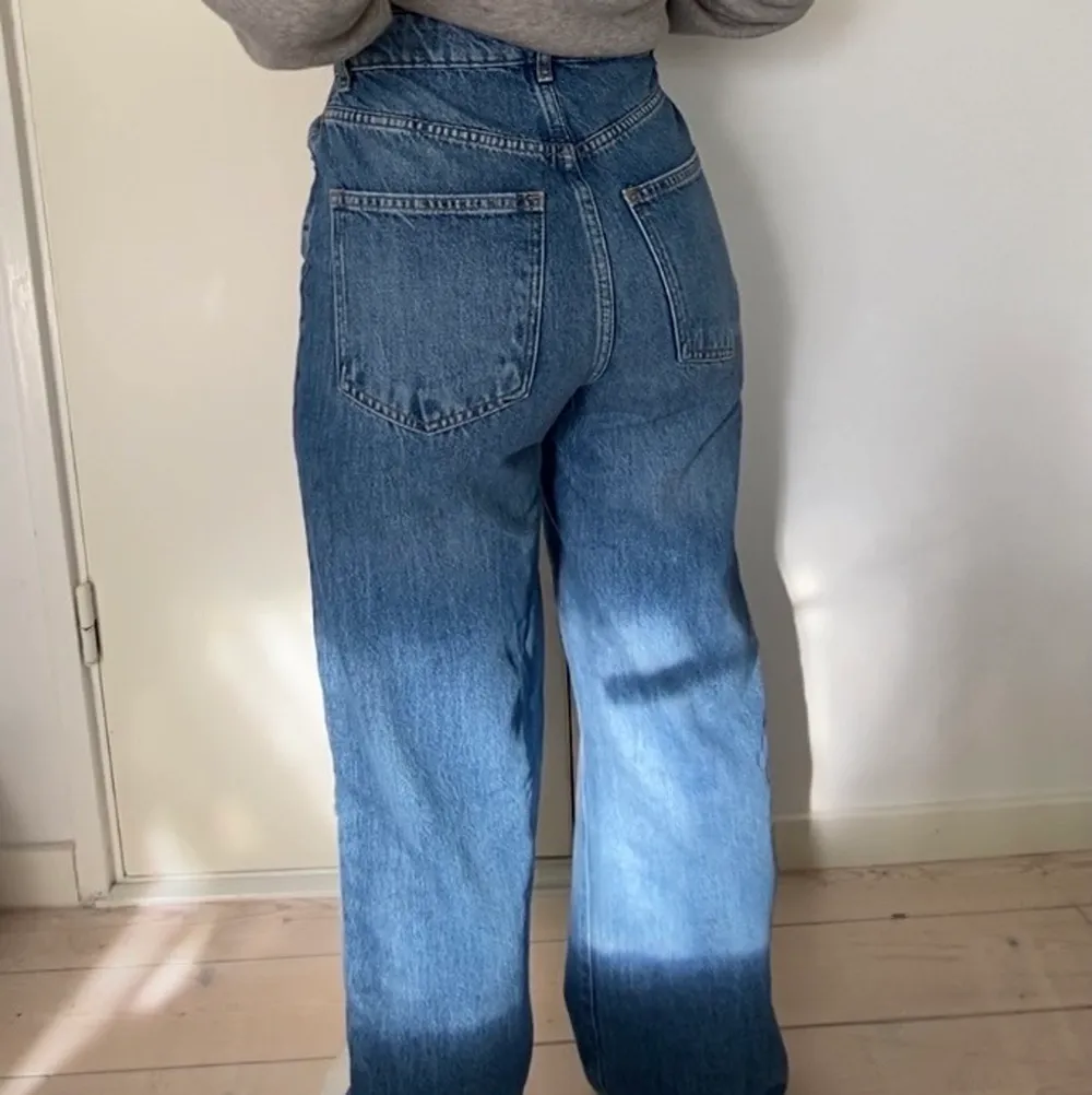 Säljer dessa populära jeans från Gina Tricot. Bild 1 är på mig som är 163, dvs långa i benen. . Jeans & Byxor.